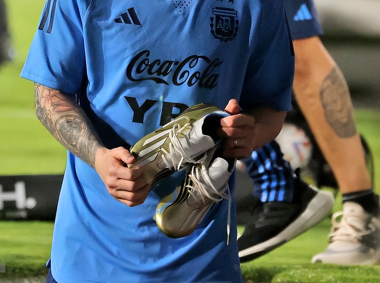 梅西穿上阿迪达斯定制的世界杯球鞋:金光闪闪+搭配阿根廷的蓝色