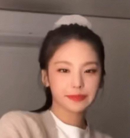 八字刘海怎么打理才不会显头秃,12岁圆脸头秃长发适合剪什么刘海