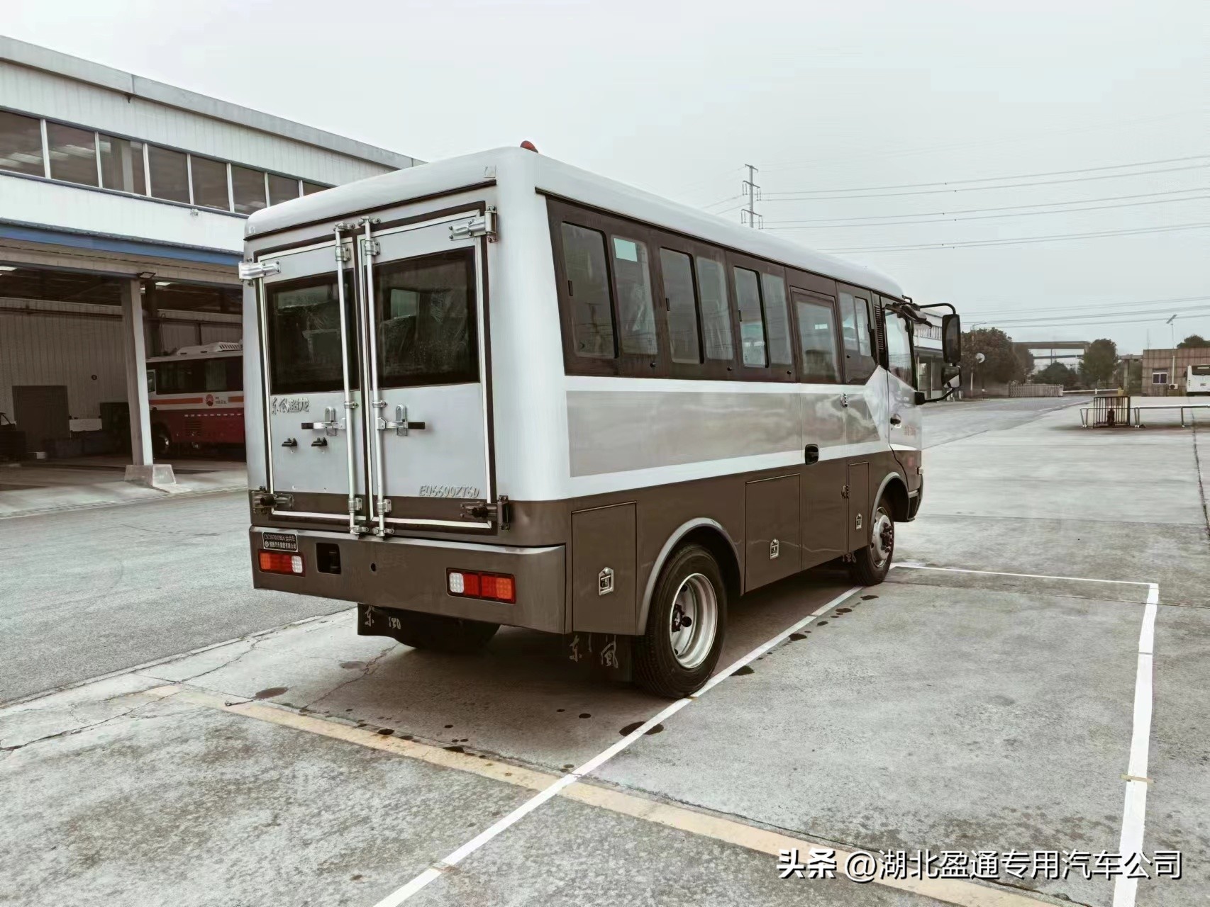 东风天锦四驱10-17座中巴商务车｜国*4六**x4越野17座房车EQ6600ZT6D