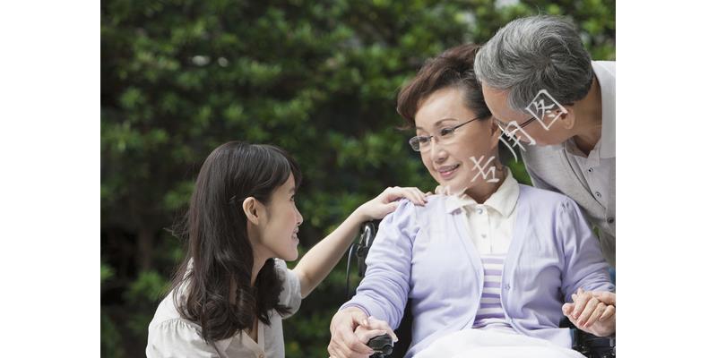 年年过生日女儿都迟到,今年我去接她,到门口后我愣了,默默离开