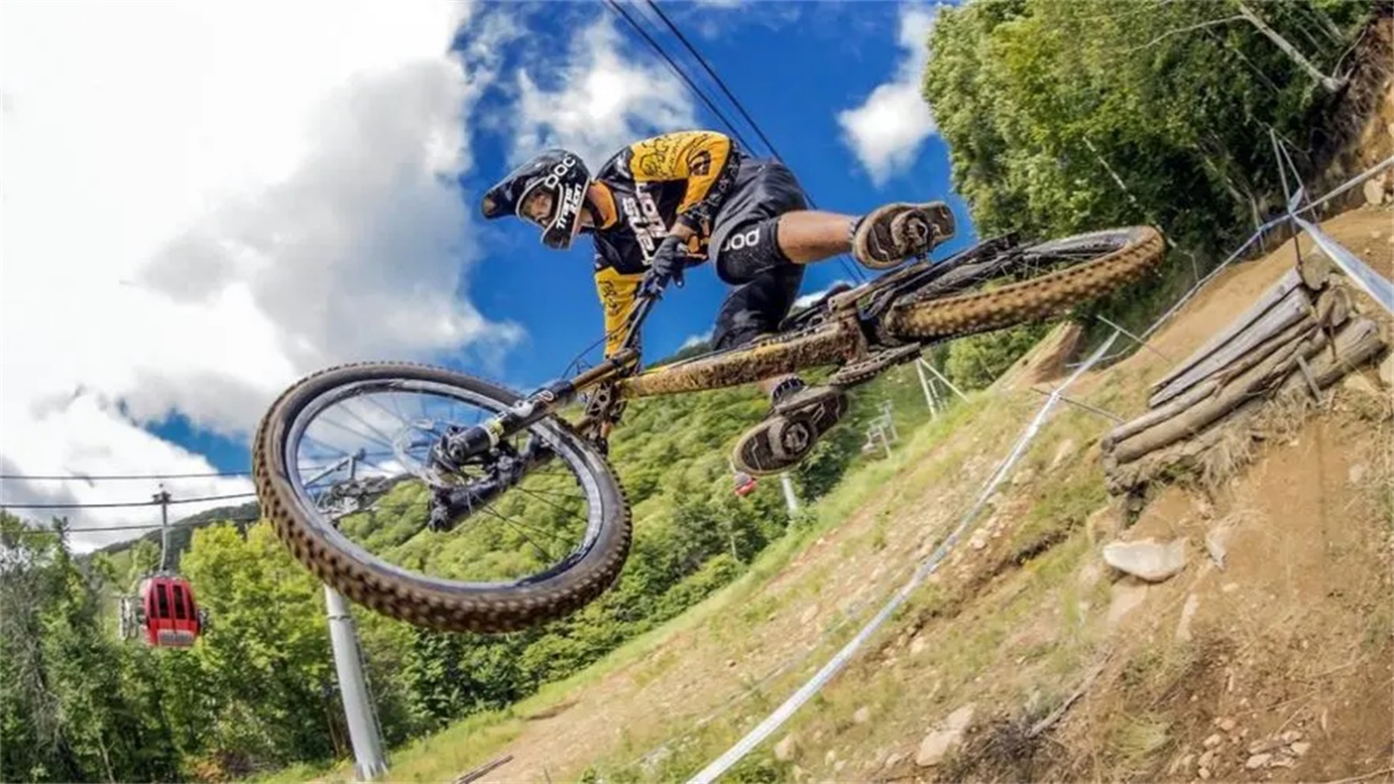 易建联用六年时间坚守广东队,易建联球衣退役仪式要价