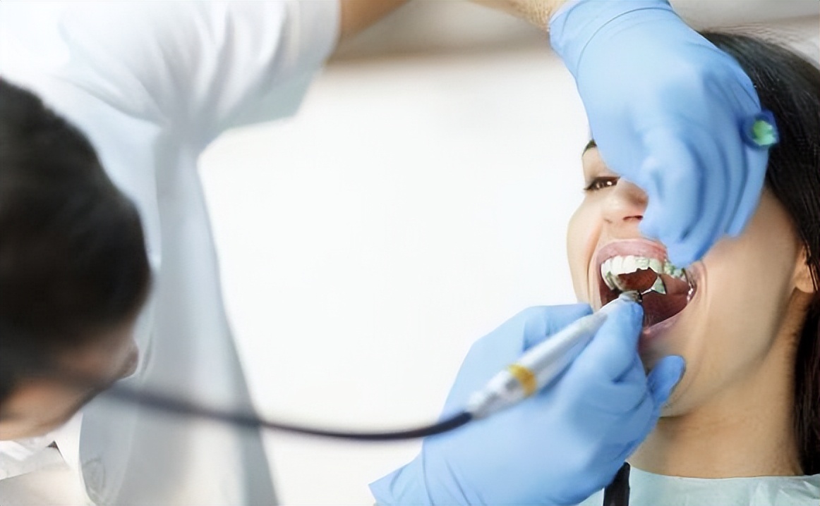 洗牙危害大还是不洗牙危害大,为什么有人说洗牙对牙齿有伤害啊