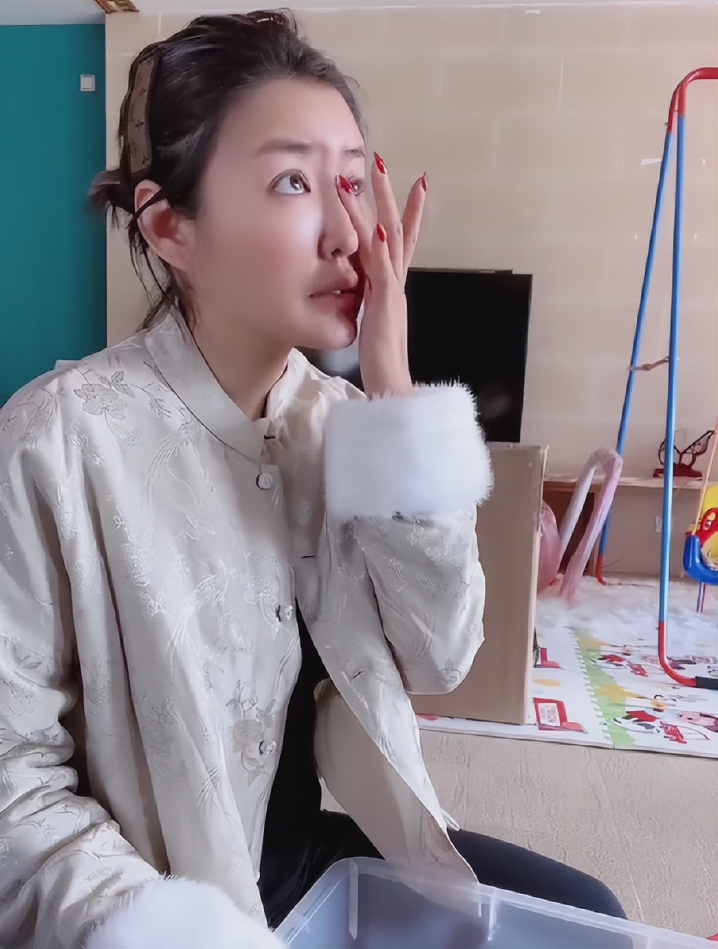 韭菜太好割!58岁郑浩南和网红一起带货,一声不吭卖出几万块