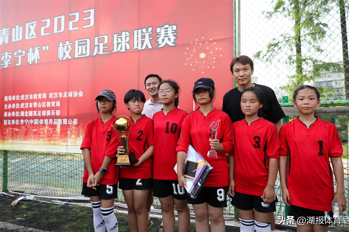 邓卓祥姚翰林赶来颁奖——青山区首届小学校园足球联赛火爆收官