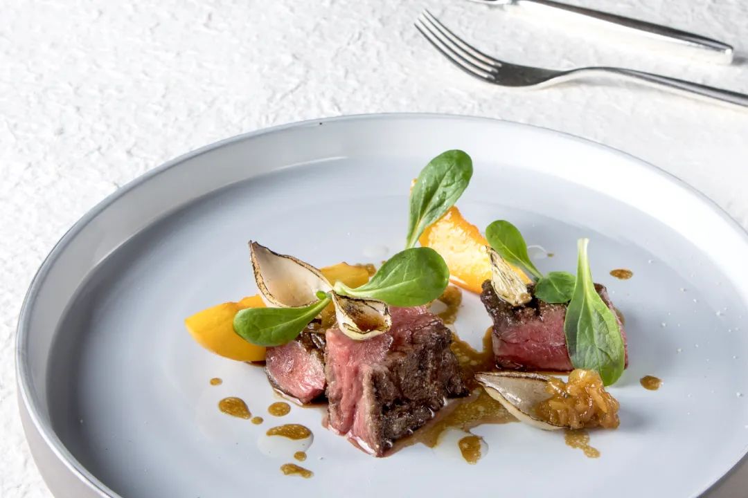 配备一星米其林黑珍珠餐厅,比米其林黑珍珠高端的餐厅