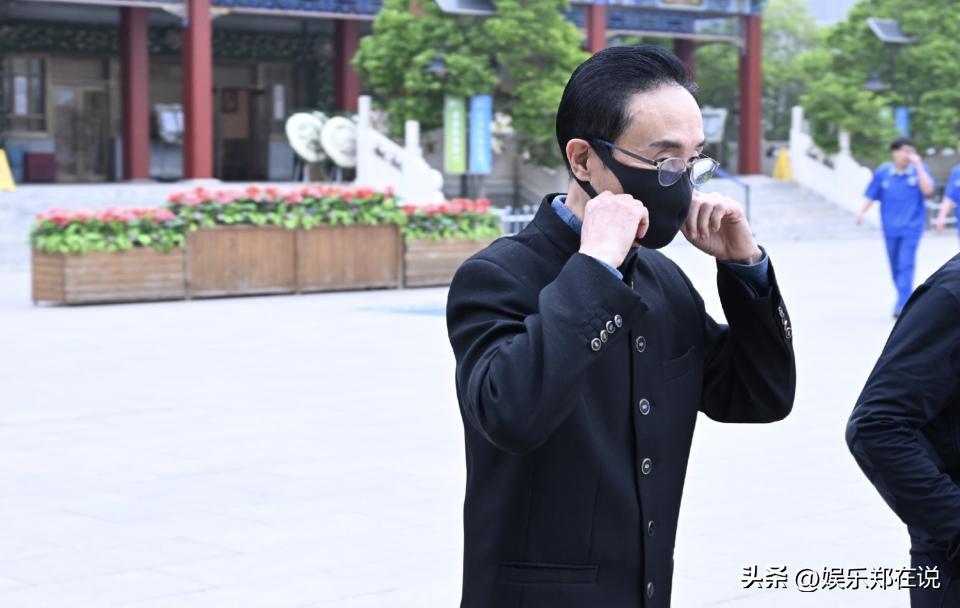 巩汉林、英达等人现身李建华追悼会，灵堂挽联幽默又令人悲伤