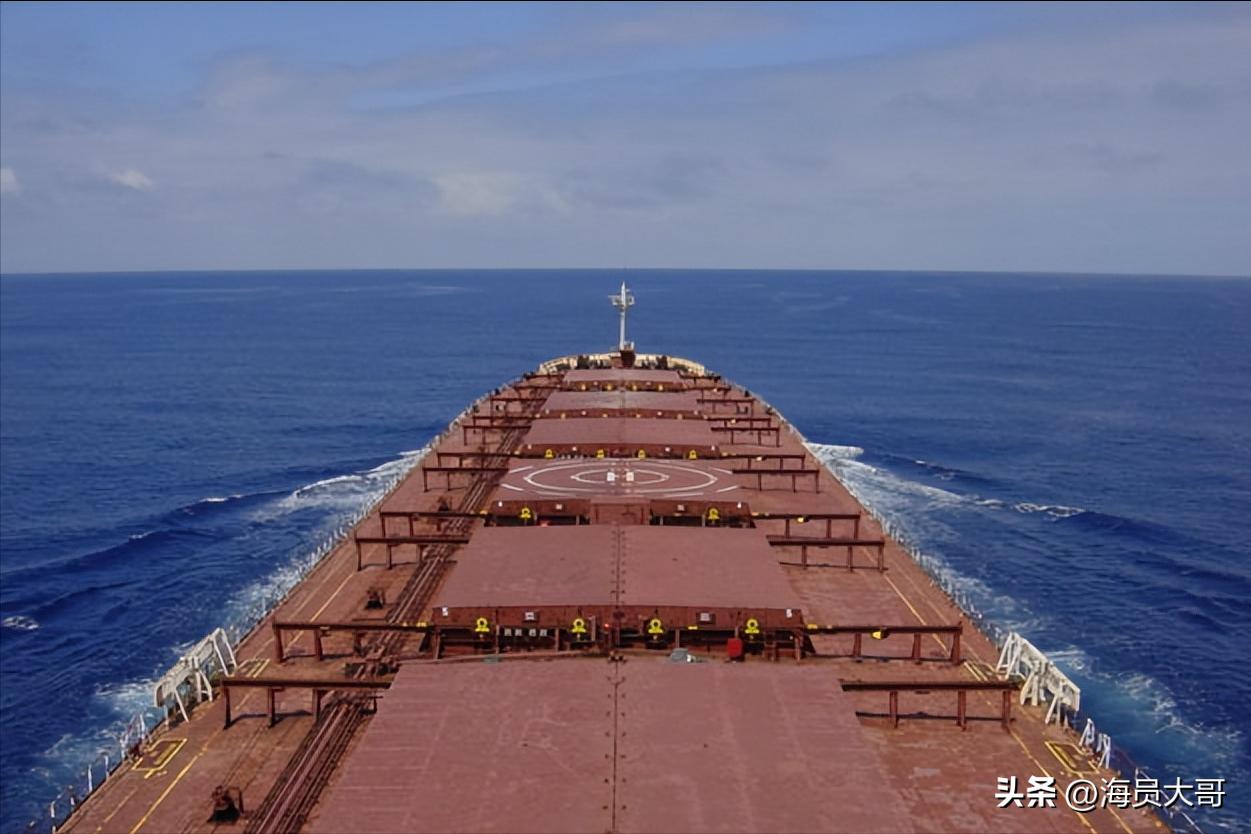 航运民警驾快艇救出被困男子,船舶运输事故船员被救