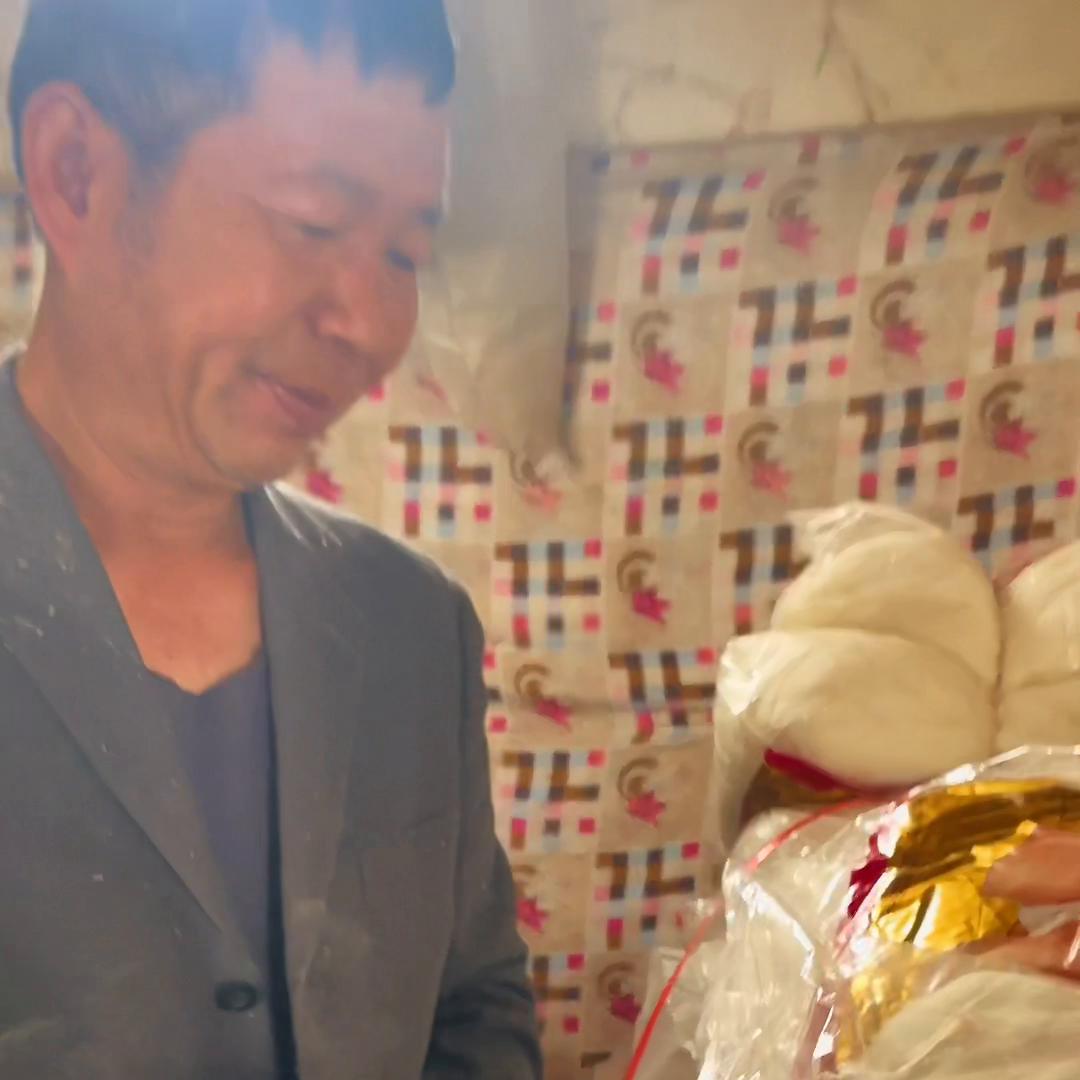 妈妈将对弟弟的母爱网进了棉花里，棉花有缠～绵的寓意，棉...