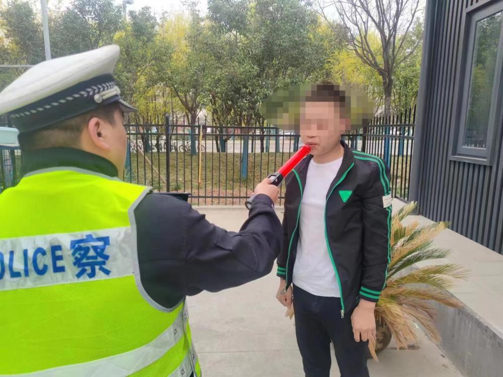 西安莲湖交警大队查处无证驾驶,飙车漂移被交警抓