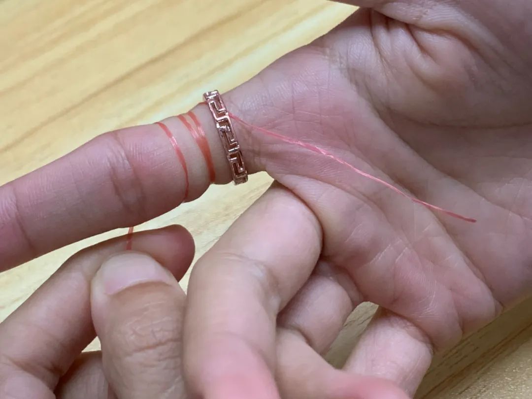 戒指太紧取不下来怎么办教你一招,铁丝戒指卡住了取不下来了怎么办