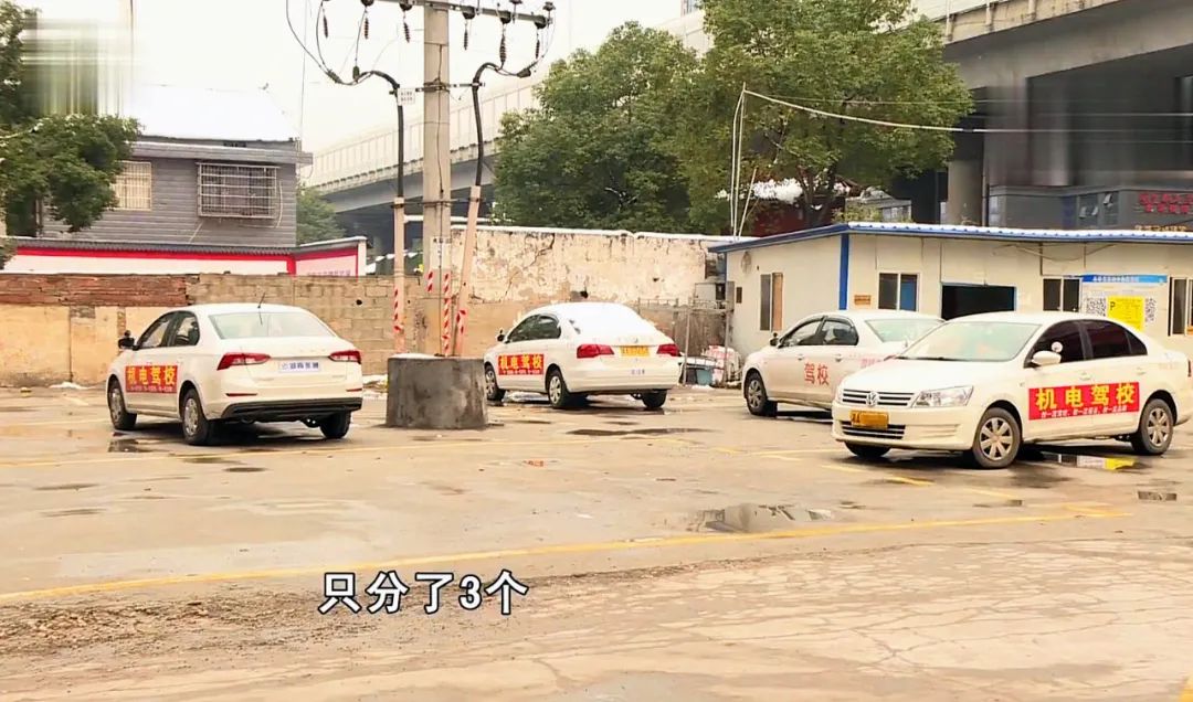 刚去驾校做教练一个月工资,两小伙到驾校当教练倒贴一万多