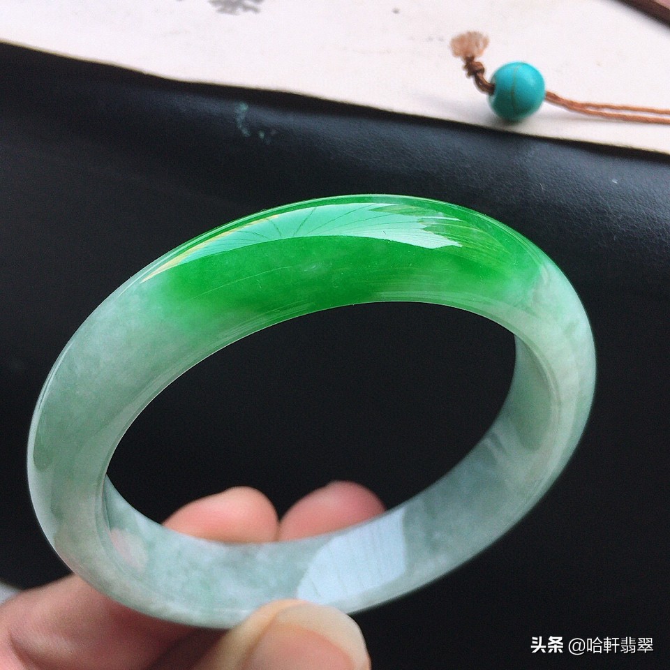 同样是翡翠，为啥带色的翡翠那么贵？尤其是绿色