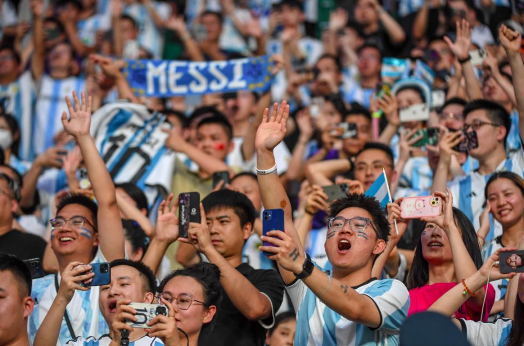 梅西进球球迷疯狂瞬间,梅西梅开二度现场球迷反应
