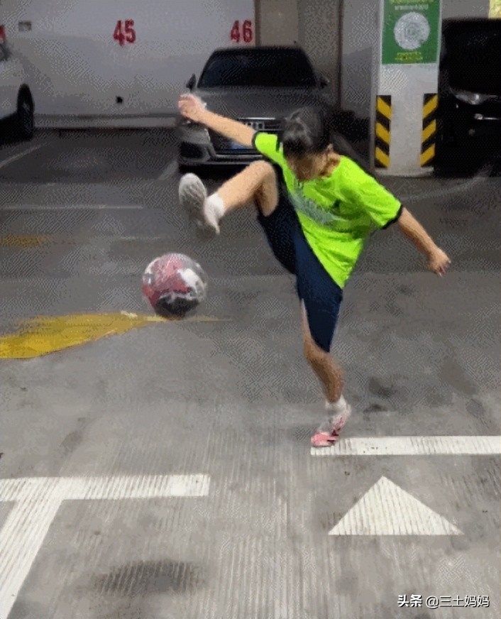 女子低头误入地下车库视频,女生拍地下车库视频