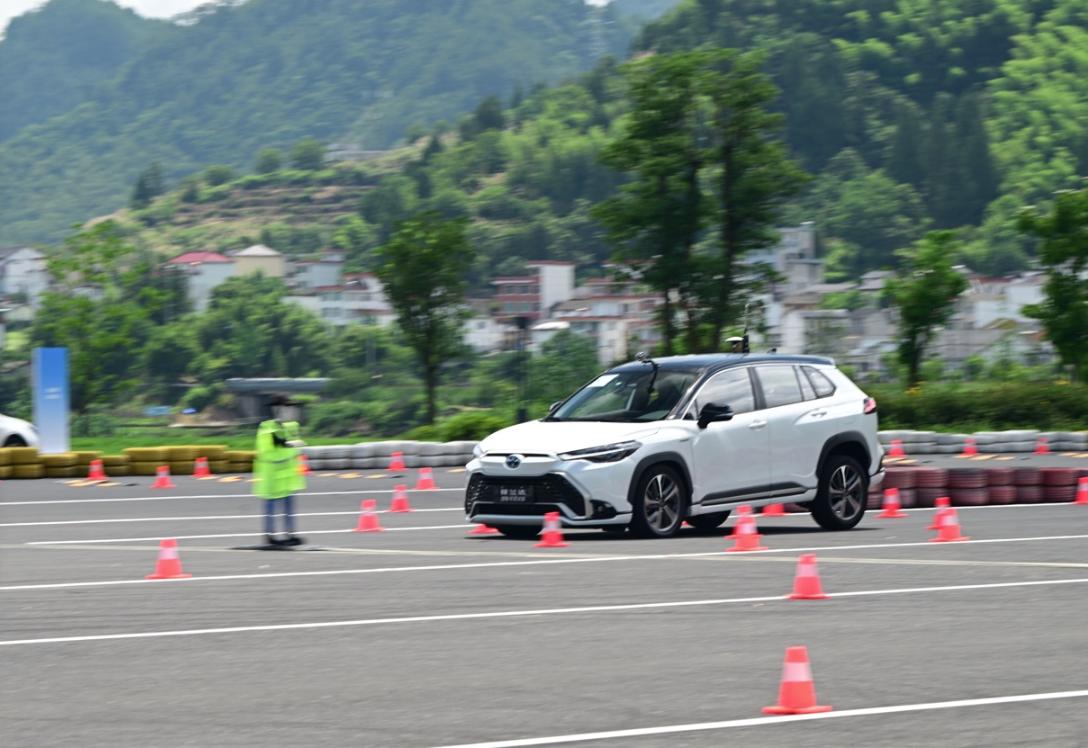 广汽丰田全新锋兰达智能电混双擎,广汽丰田锋兰达智能双擎试驾评测