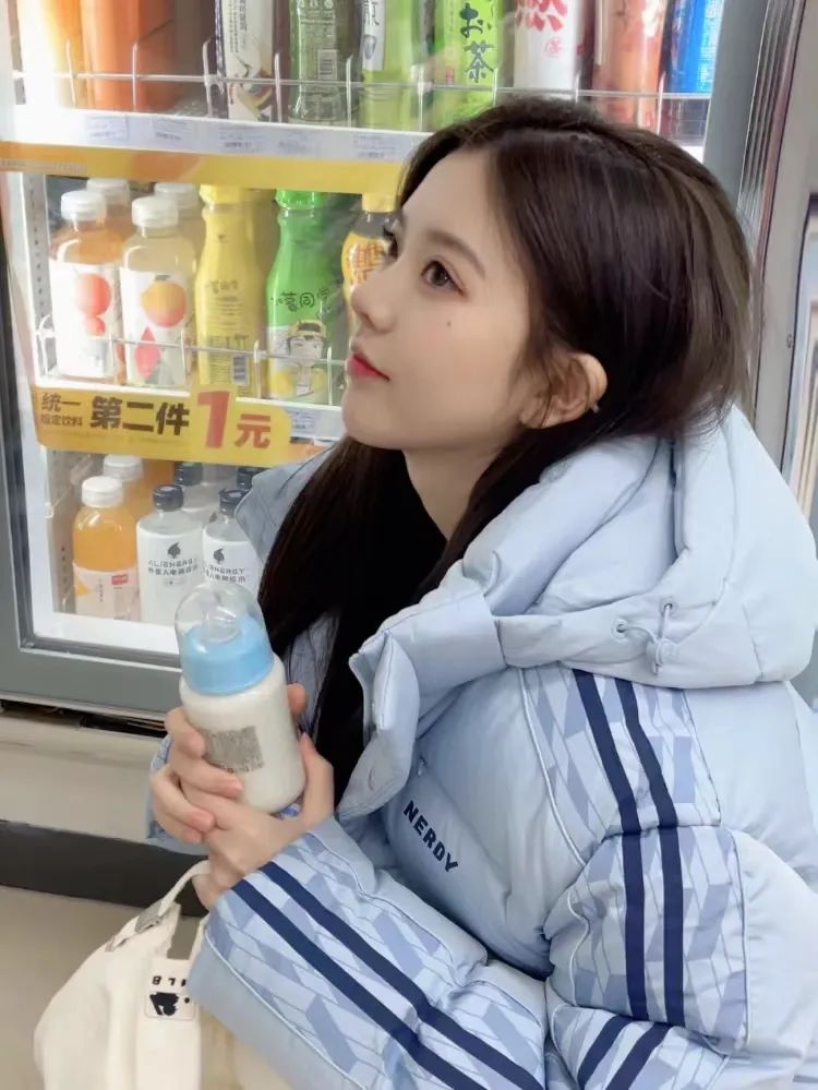 羽绒服卫衣裙搭配,今年流行穿搭羽绒服加什么靴子