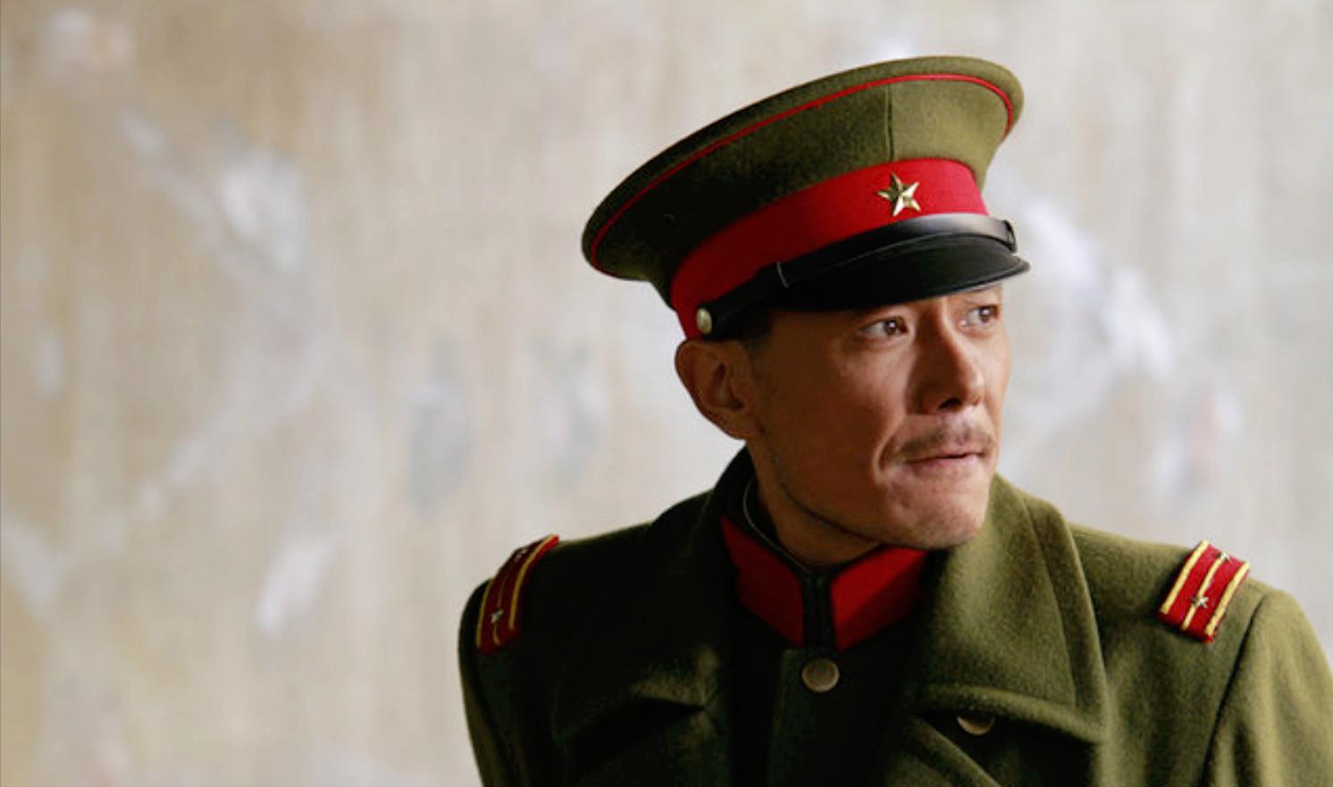 《后浪》补过头的朱老板扮演者，曾做过10年警察，用演技征服观众