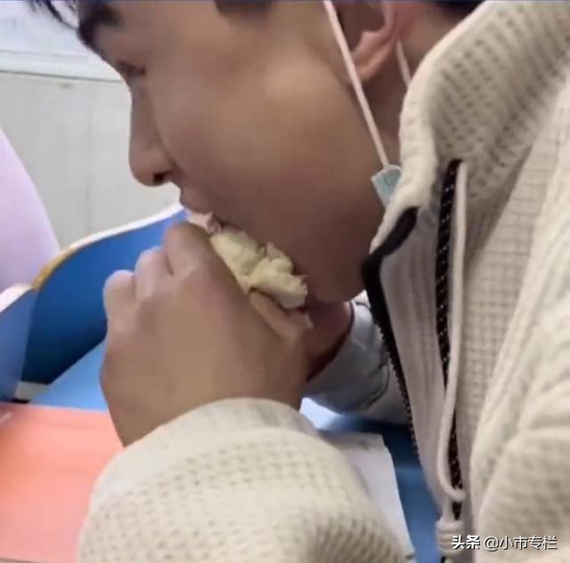 河南：男生吃馒头省钱，给女朋友买口红，网友：妈妈看了该多心疼