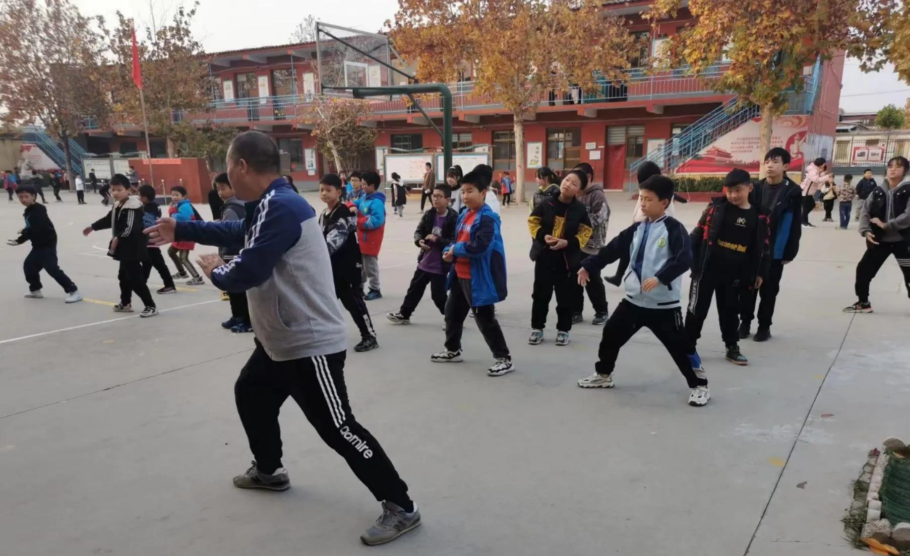 学生校内体育活动时间每天不少于,2023年学校体育活动类型