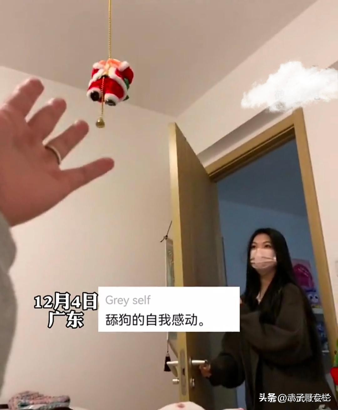 男子给女友送礼物女友直接扔掉,广东男子给女友送饼干