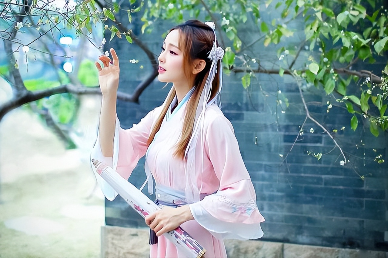 梅花被赞作千古第一花，更是诗人的恋人，是哪几方面最吸引古人？