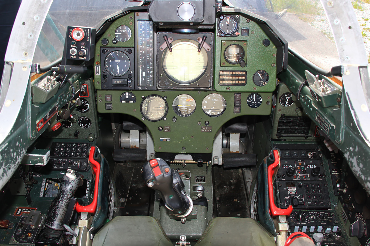 歼20有双座战机吗,双座型歼20是两个飞行员吗