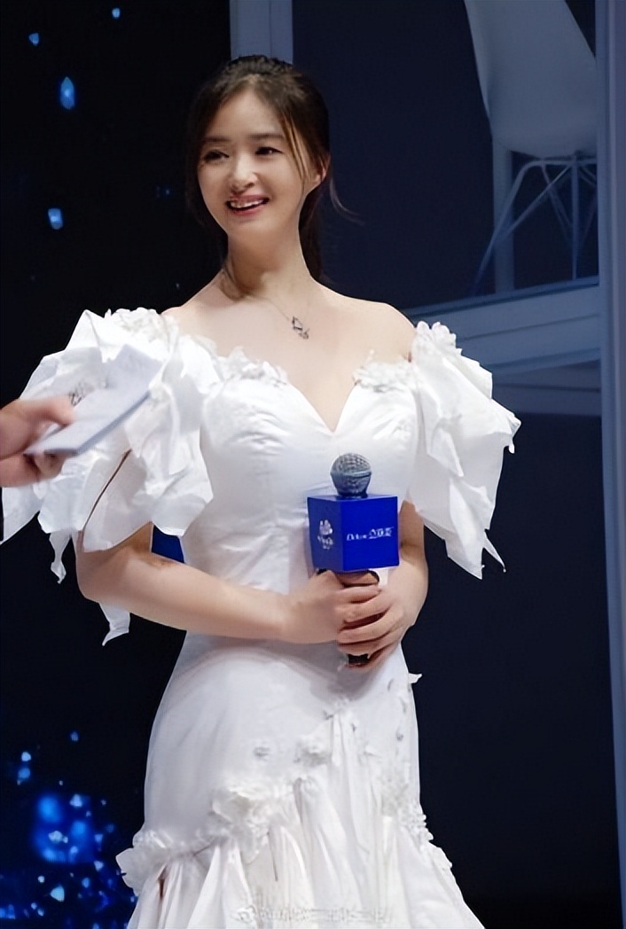 恶心娱乐圈黑幕，陪玩、陪睡、*规则潜**都不足为奇，揭开内娱遮羞布