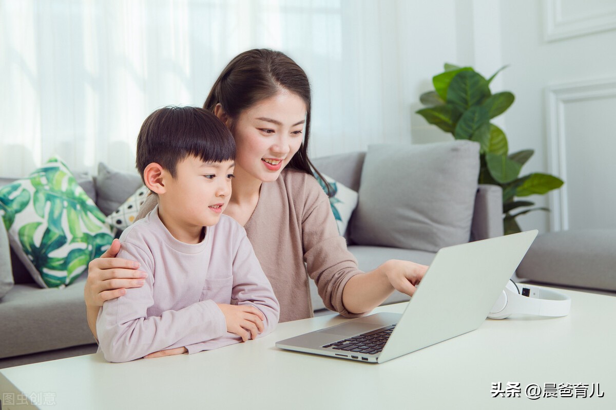 到底如何看待小孩的课外书 (读课外书对孩子的成绩有帮助吗)