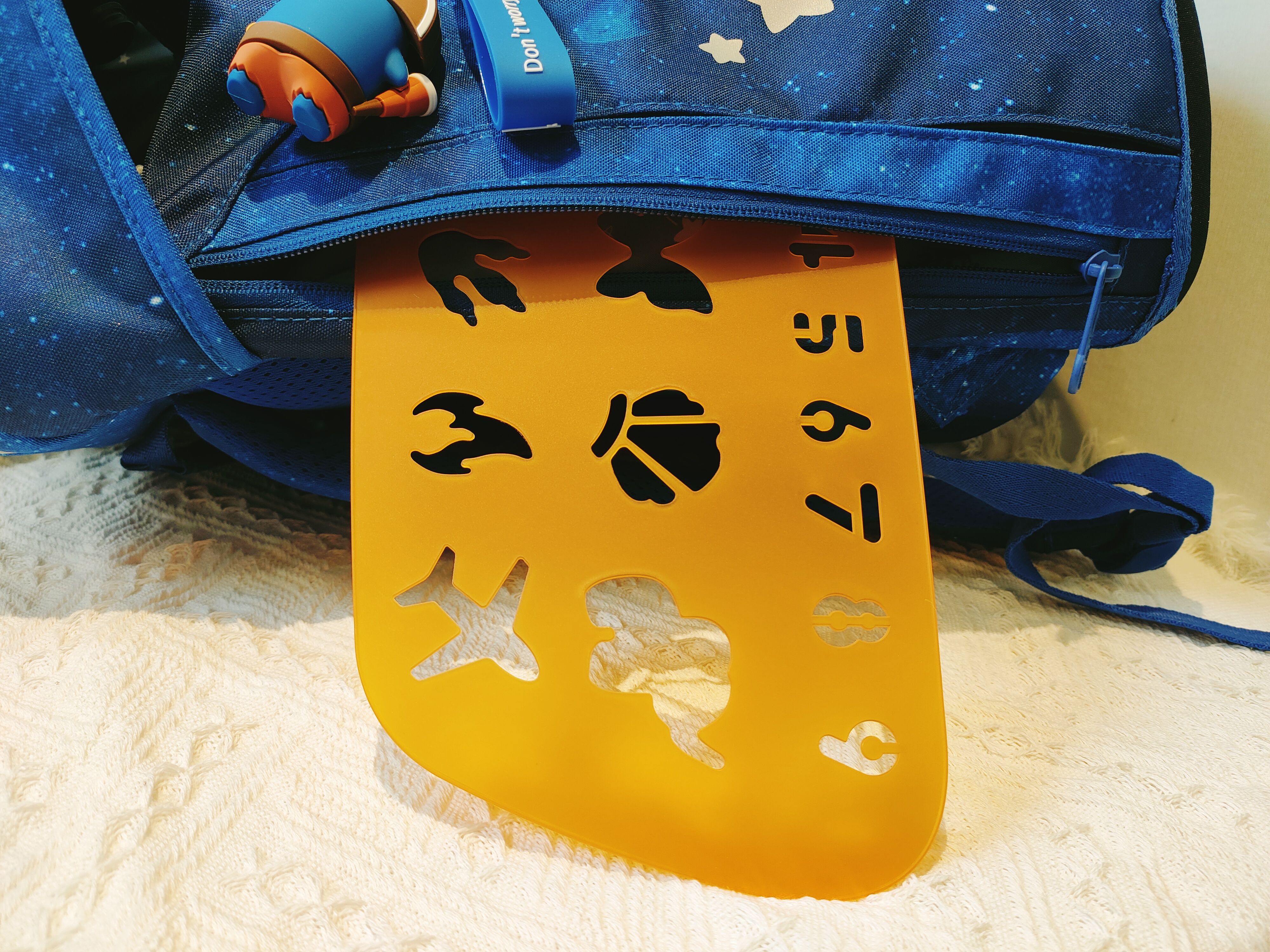 既轻便又实用的小学生书包,学生单肩书包推荐简单