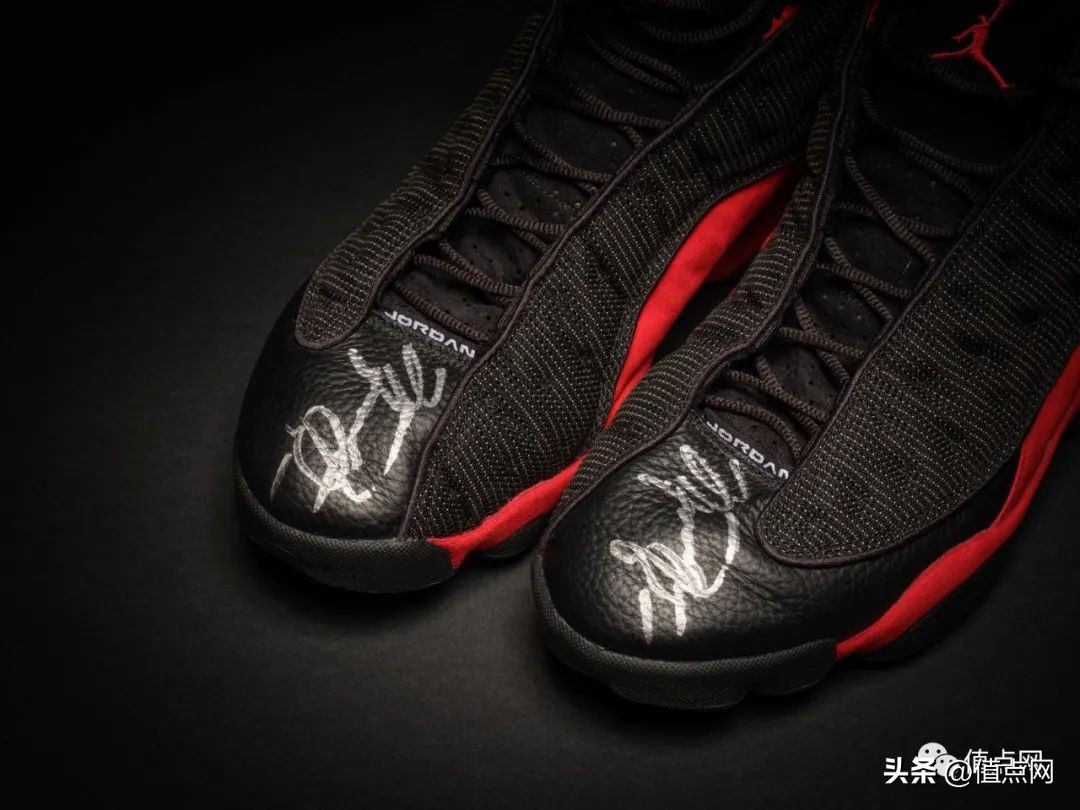 乔丹一双参赛球鞋拍卖出147美万元,乔丹airjordan1low复古蓝真假