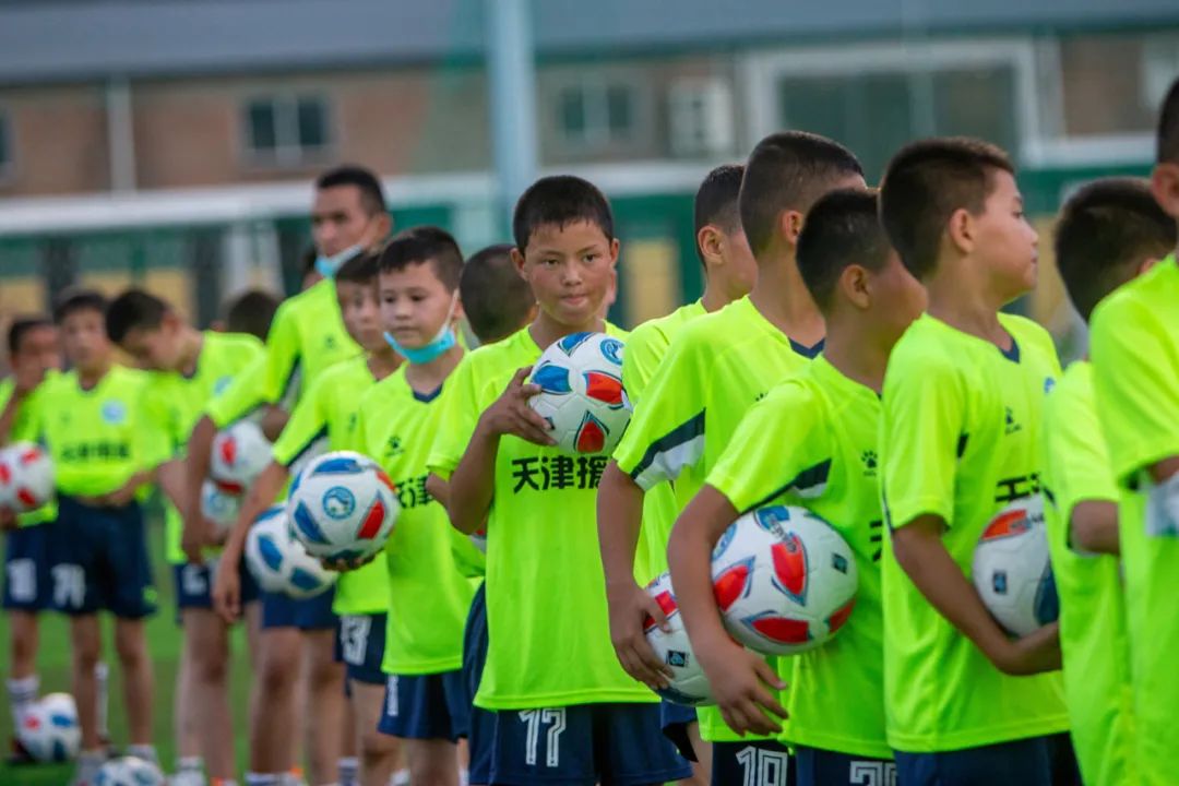 “十城带百县”助力乡村振兴|*疆新**和田足球小巴郎感受天津足协外教训练指导现场观战津超赛事
