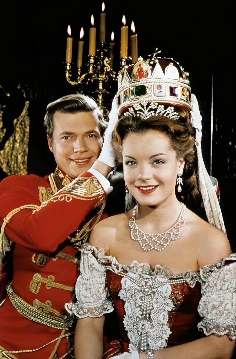 “茜茜公主”的悲情人生：长女夭折，独子自杀，她60岁时死于刺杀