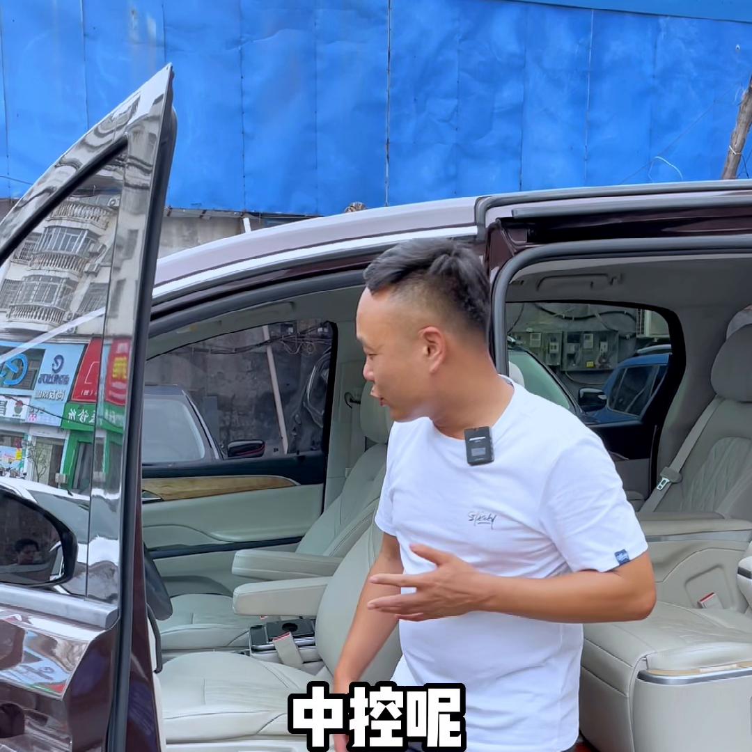 14年别克gl8商务车2.4油耗是多少,七年车龄的别克gl8现在值多少钱