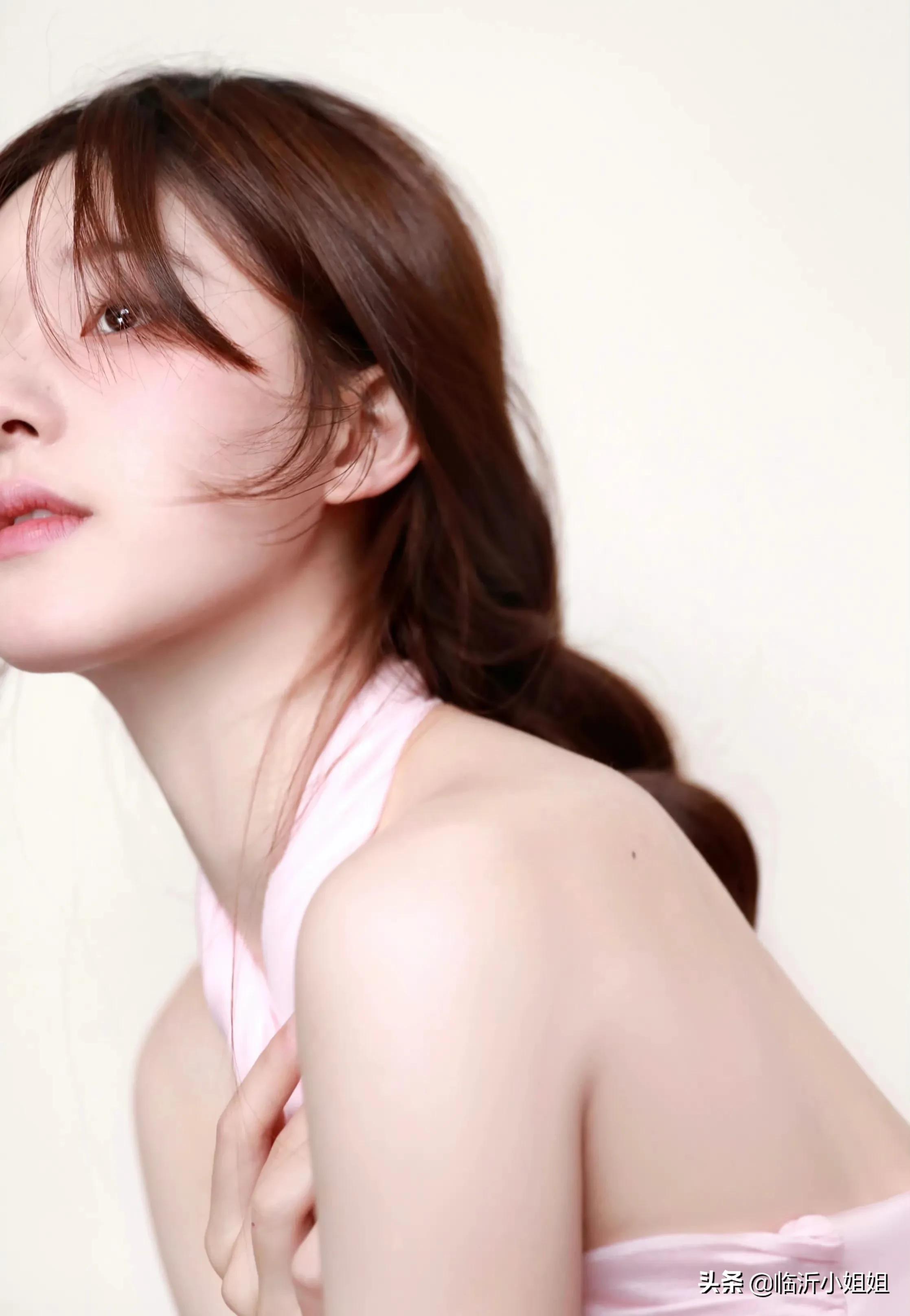 赵露思俏皮可爱的少女感,赵露思时尚俏丽