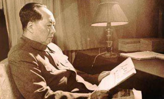 *先念李**抽雪茄，毛主席：先念，你有这么好的烟，怎么不早点拿出来