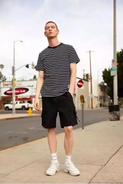 条纹t恤女短袖搭什么好看,男士短袖t恤怎么搭配出时尚感