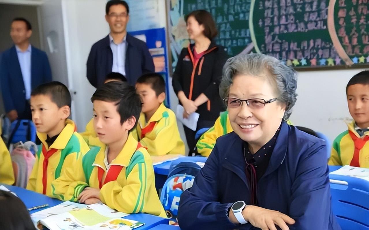 陶斯亮的背景有多强大？她的母亲敢和毛主席吵架，父亲官至正国级