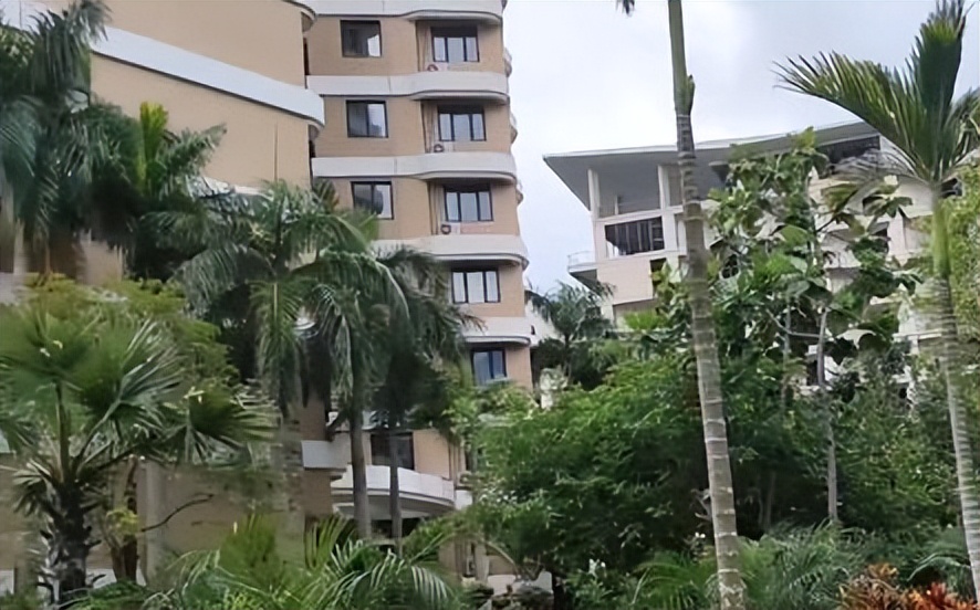 “花钱如流水”唐嫣：一个手机壳价值四万，她为何频穿假货走秀？