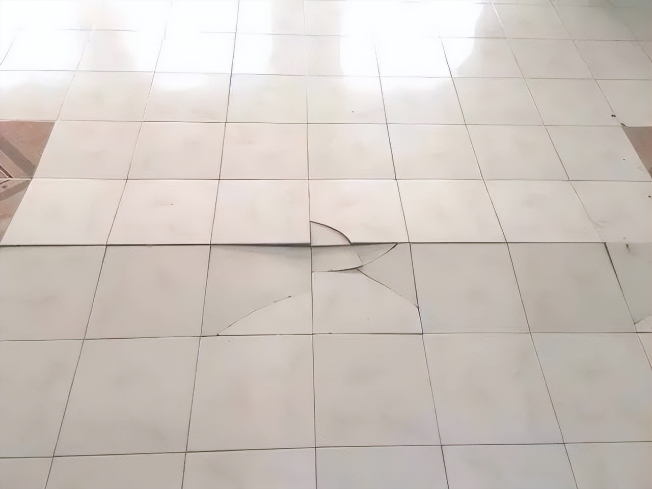 750乘1500瓷砖拱起来了什么原因,墙面瓷砖大面积拱起如何修复