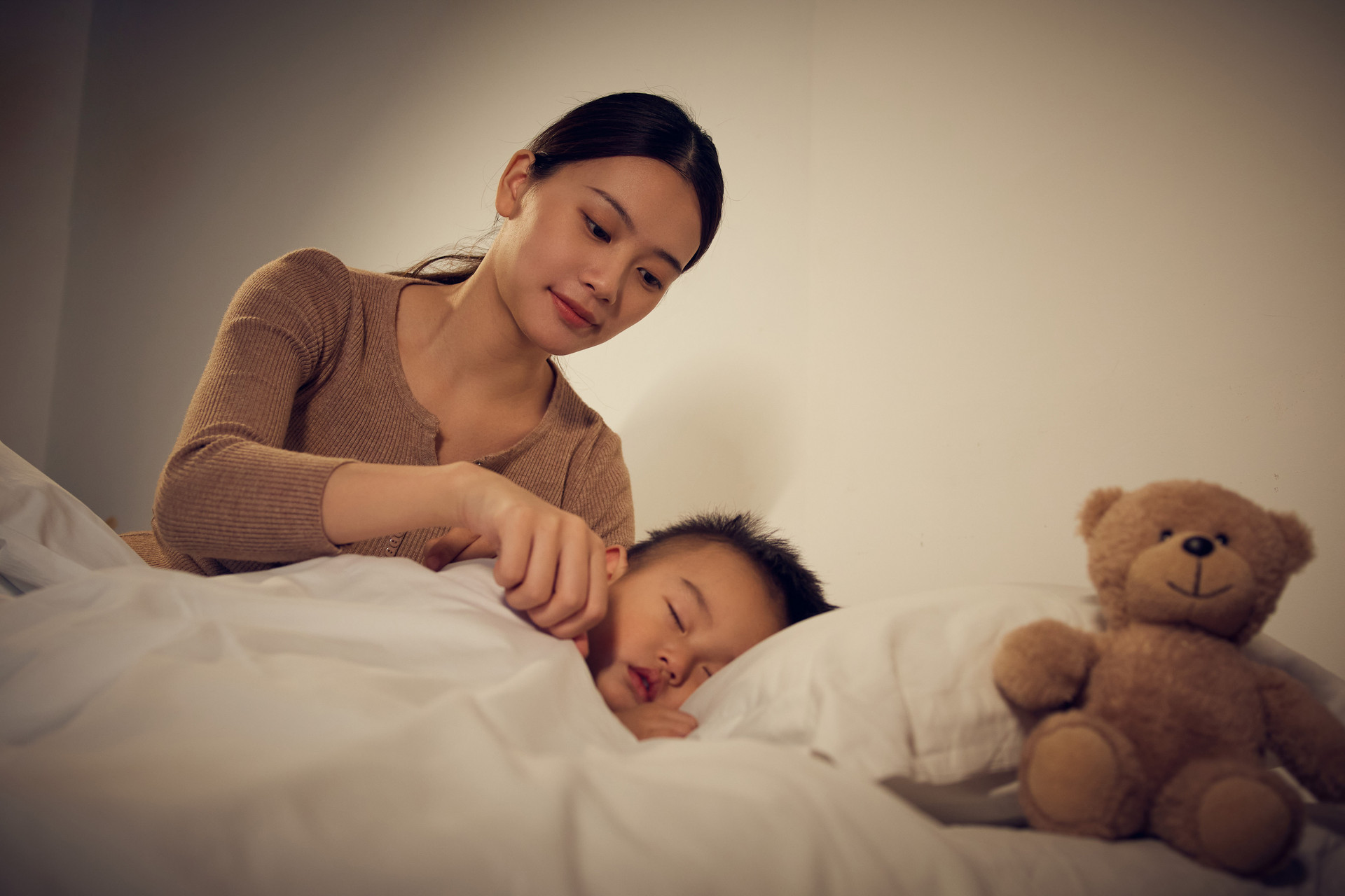 孩子睡觉总踢被子怎么办,孩子睡觉总踢被子别以为是太热