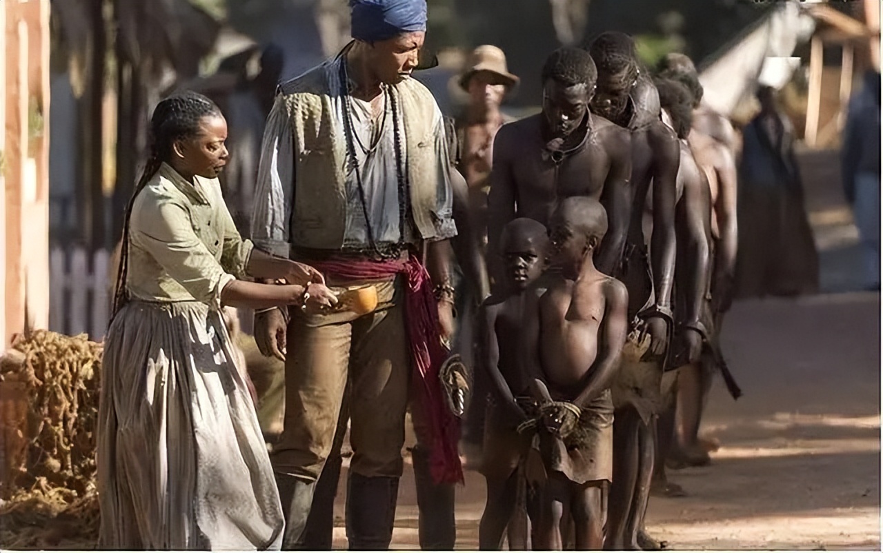 黑奴船上的悲惨生活：男性被关进船舱，女性在甲板上不断发出惨叫