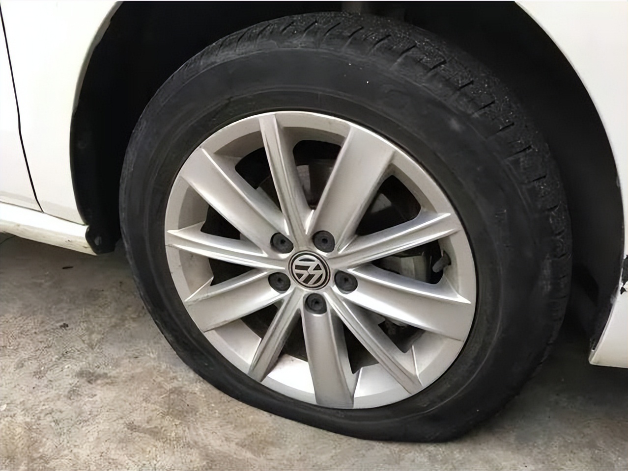 夏季汽车胎压多少最合适,胎压标准2.4夏季打到多少合适