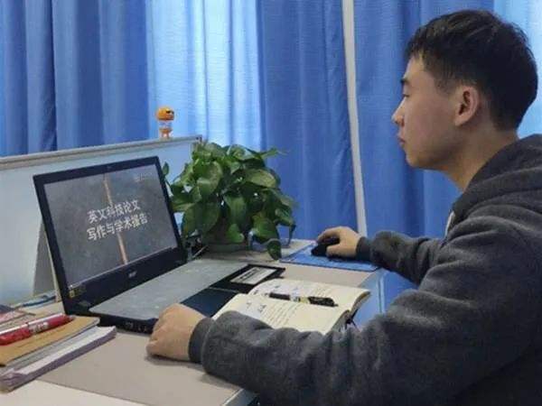 班主任发布迷惑言论，用“丰县女人”梗调侃学生，让人笑不出来