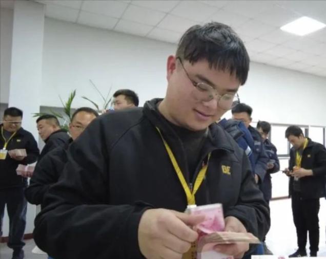 职场领导给加了年终奖需要送礼吗,领导私下跟自己要年终奖好不好