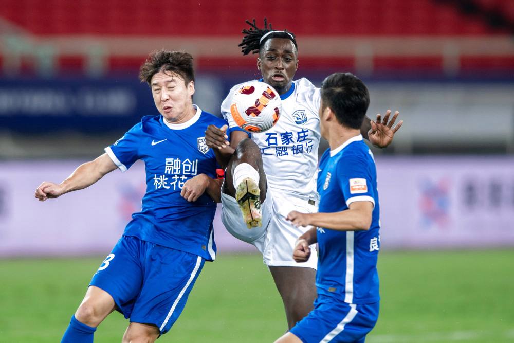 中超上海海港vs武汉长江直播,中超积分榜海港申花同积10分领跑