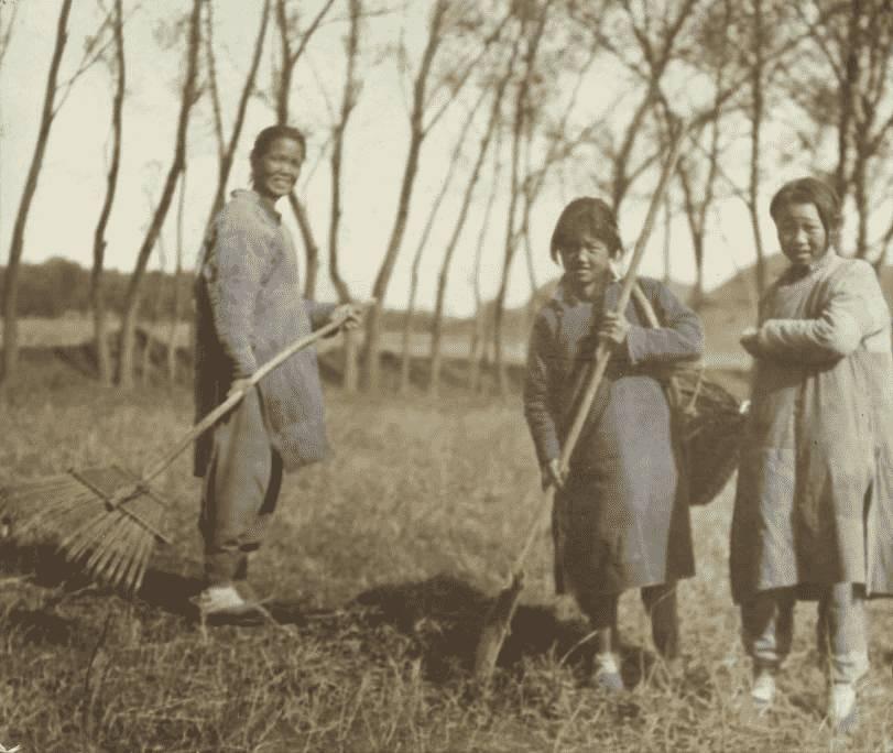 【晚清*楼青**旧影观】媚态百出，丰乳肥臀，尽显女子风情！