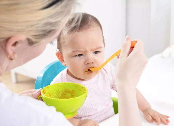 1岁宝宝只爱喝奶拒绝吃辅食，姥姥找出原因，宝妈：我太难了