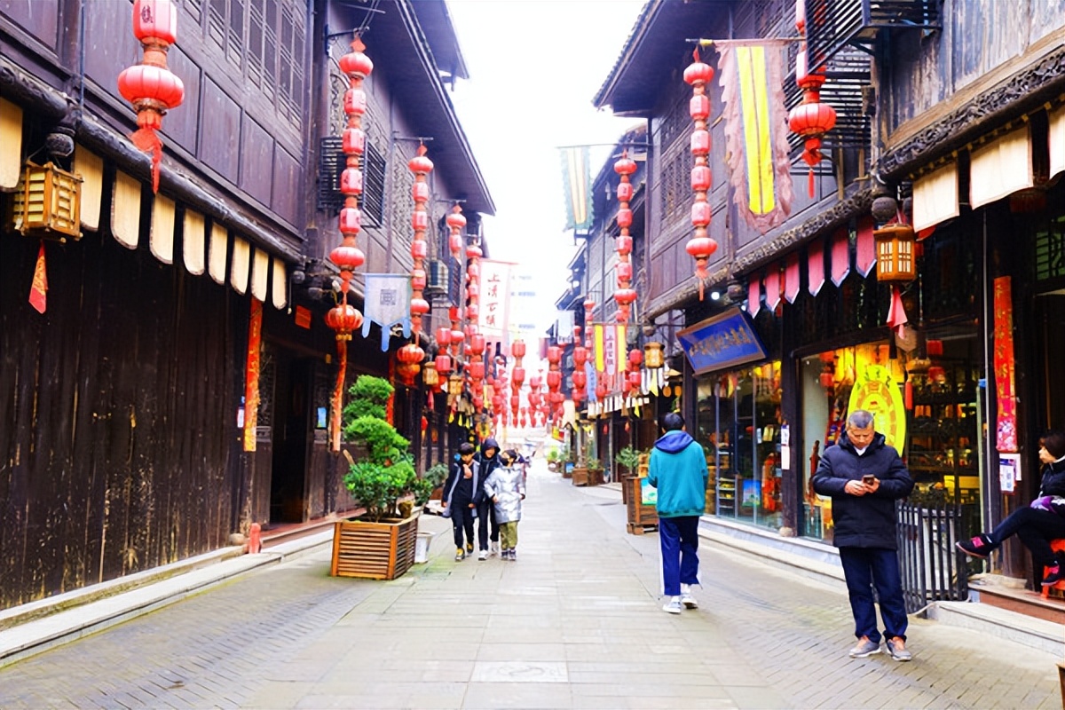 问道龙虎山，观“天下三绝”，“道教第一山”碧水丹霞入画来