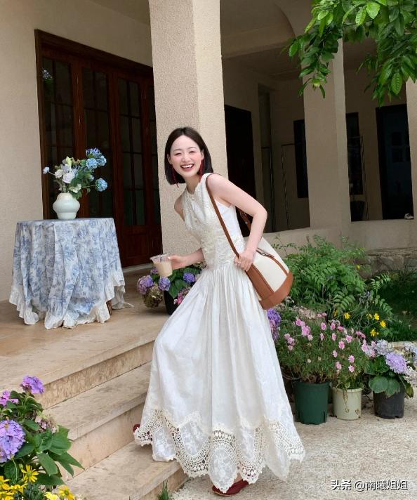 配裙子的平底单鞋时尚减龄,百搭裙子低跟鞋