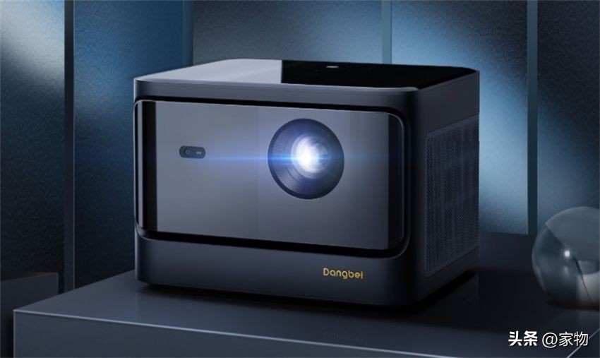 投影仪到底是智商税还是真好用？家里投影用了1年，说说真实感受